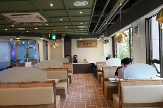 서울 노원구 상계동 SBI저축은행 노원지점 내 '뉴트로(New-tro)' 고객 쉼터 '청춘당' 모습.<SBI저축은행 제공>